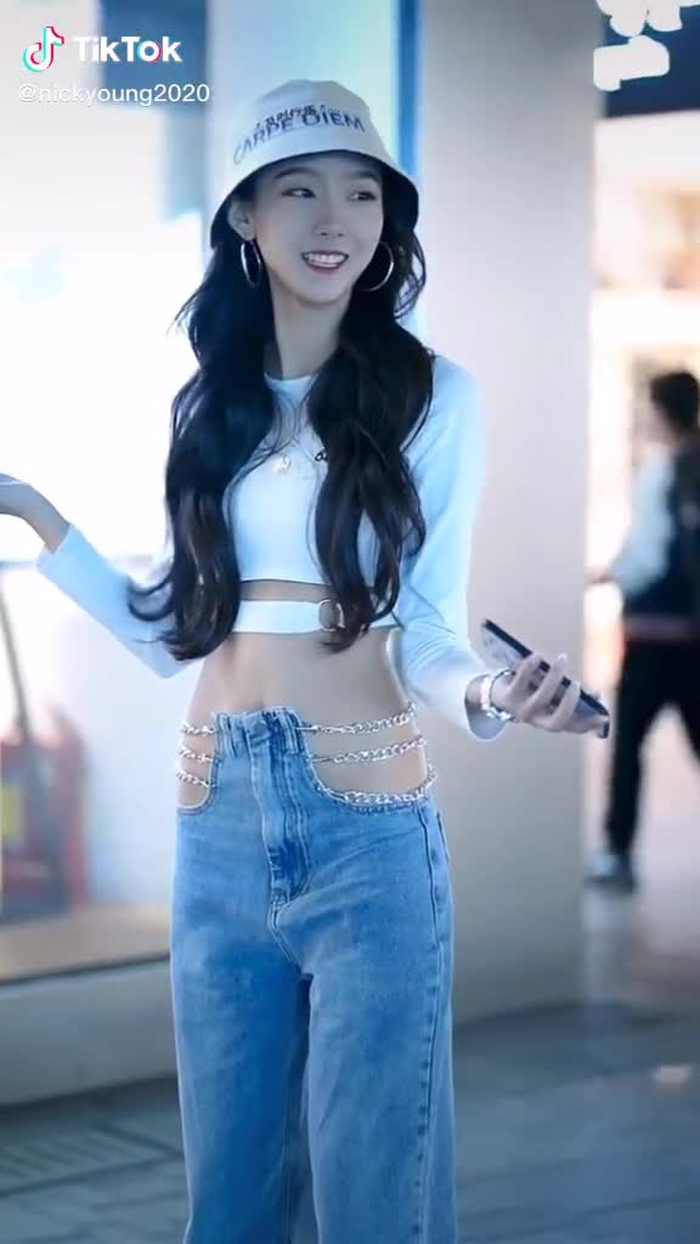will you agree your girlfriend wears this jeans and go outside🤪🤪🤪#asisnbeauty #chinastreetwear #chinastreetstyle #chinafashion