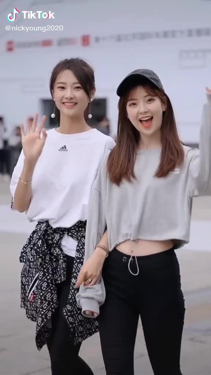 which one do you prefer? left or right😏😏#asianbeauty #chinastreetstyle #chinesestreetwear