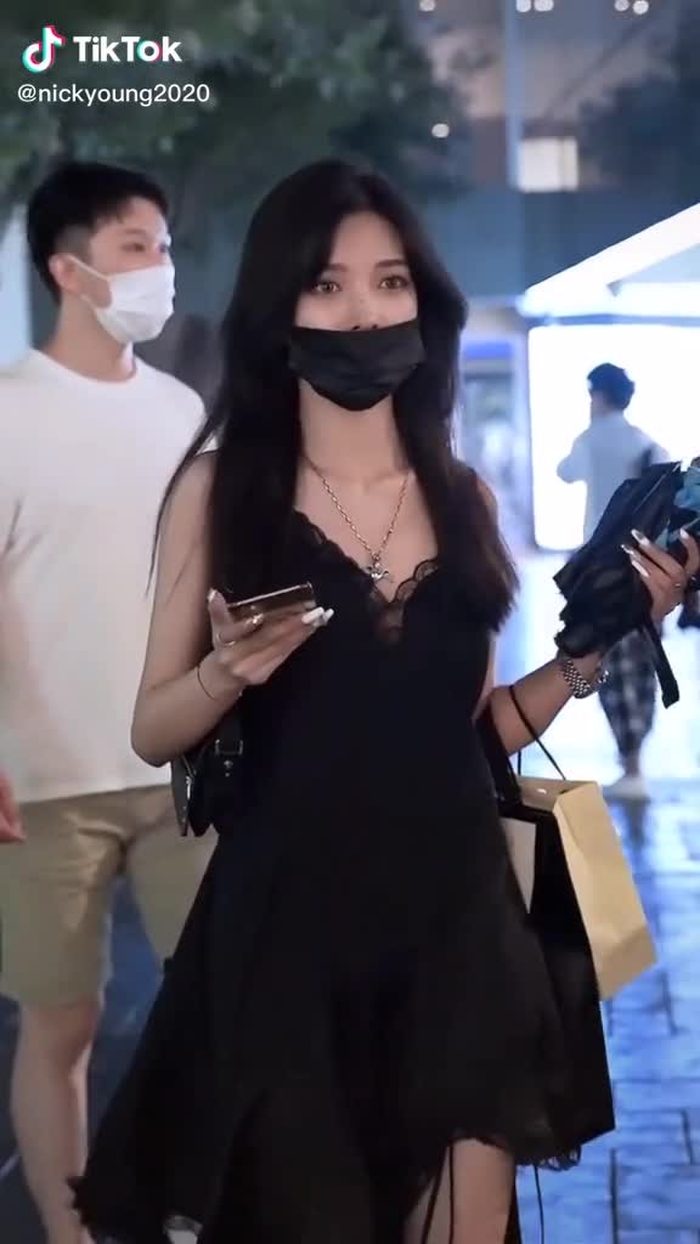 I bet she is charming without mask😘😘😘
