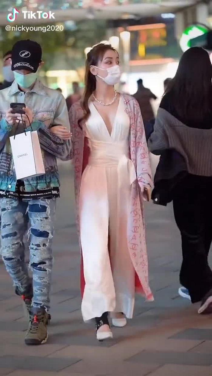 love her dress😍😍😍#jb #jordanbolch 1