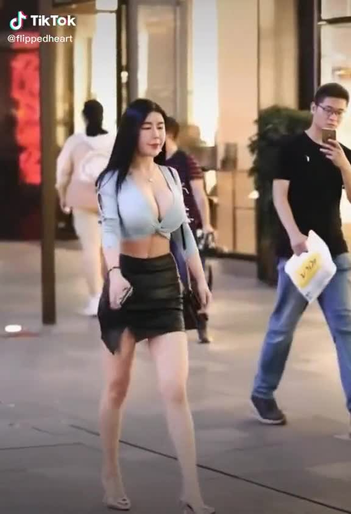 Does she looks like an asian girl to you?🤔🤔🤔#prettygirl #goodbody #viral #chinesestreetfashion