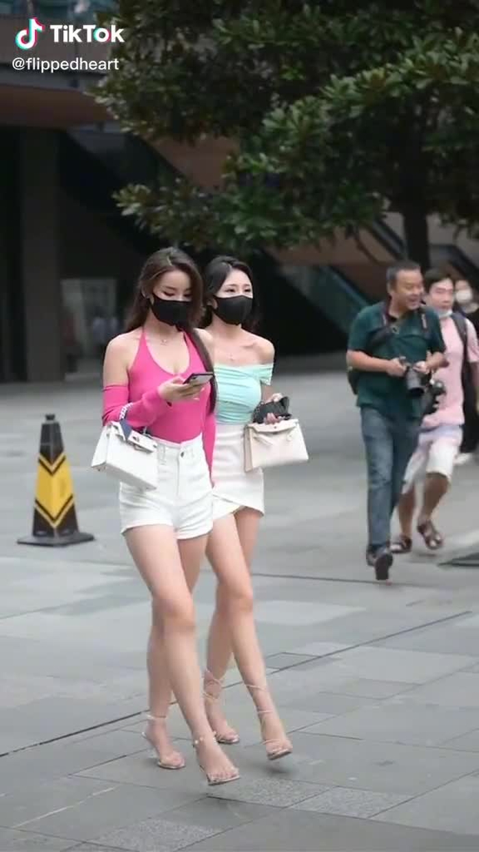red or blue🤔🤔🤔#asiangirl #viral #prettygirl #chinesestreetfashion