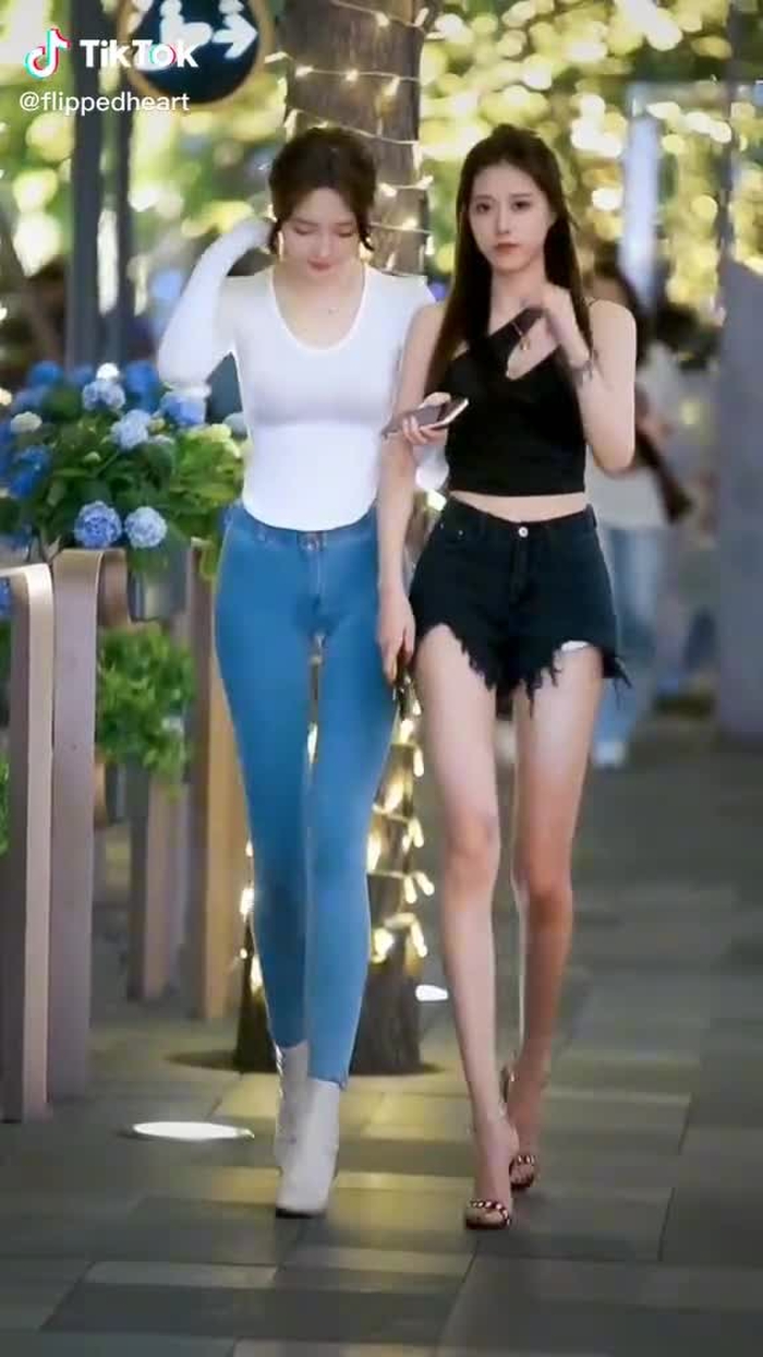 There is a lot of hot girl there🔥🔥🔥#savealotfoodstores #asiangirl #prettygirl #chinesestreetfashion
