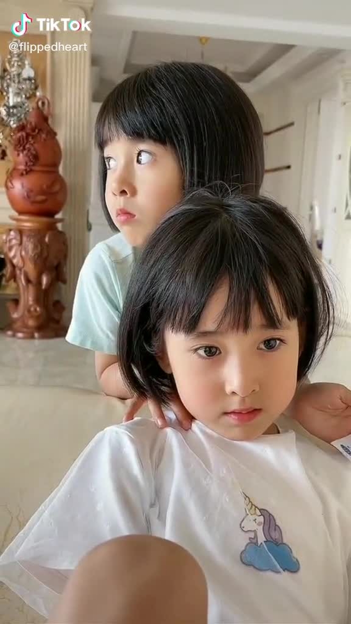 OMG I want a twins just like that#twinsisters #coolgirls #prettygirl