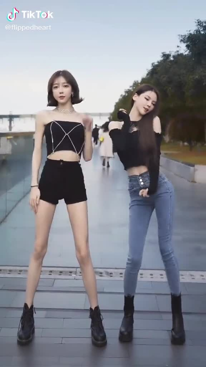 now pick one. left or right😂