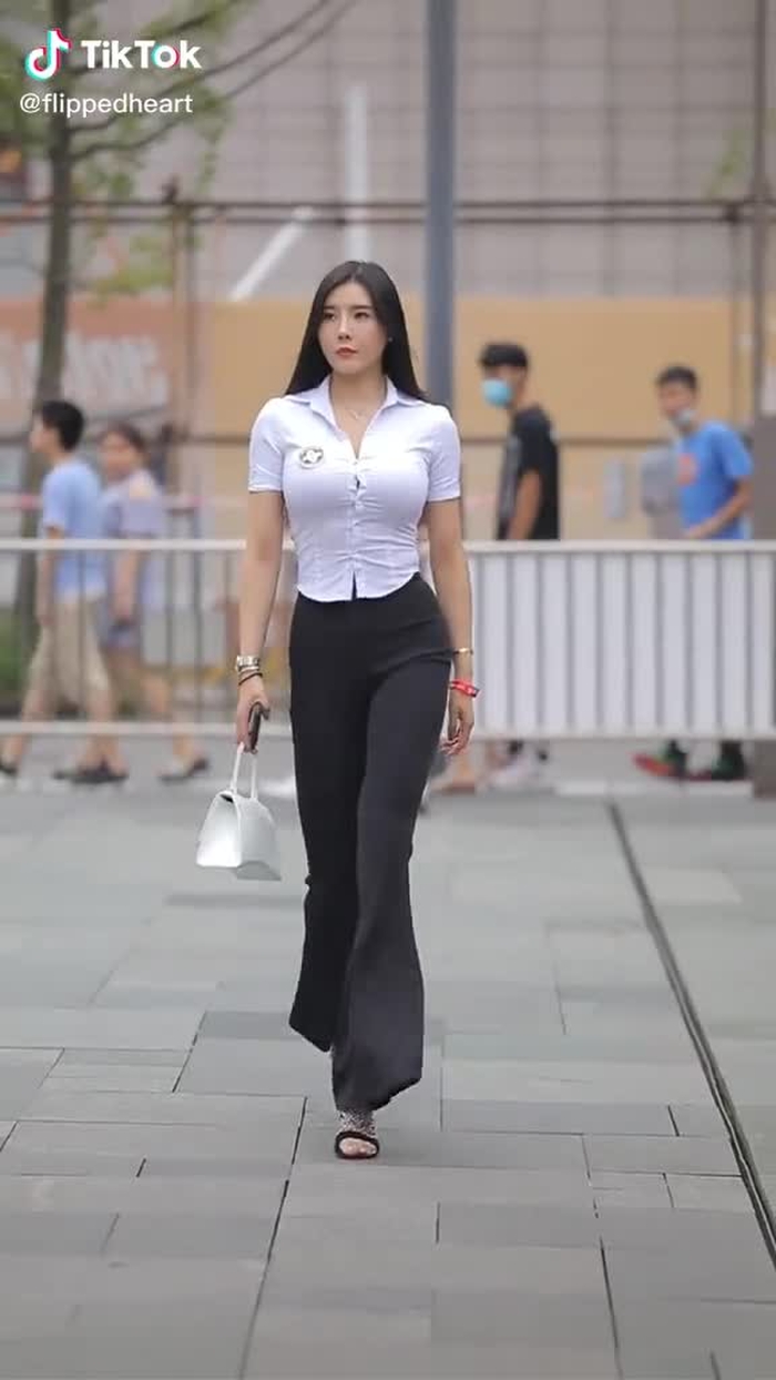 guess how tall is she?😂#chinastreetwear #chinastreetfasion #chinastreetstyle #asianbeauty