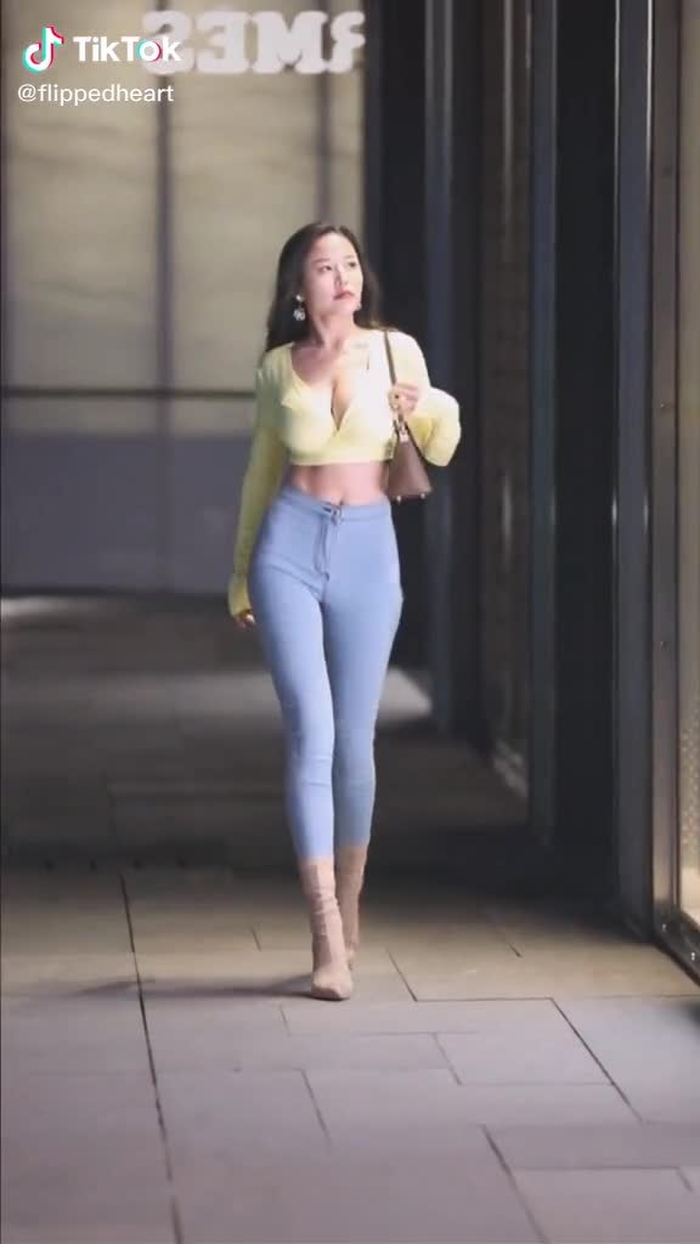 from 1 to10, how much you rank this girl?😍😍😍#chinafashion #chinastreetwear #chinastreetstyle #fyp #asisnbeauty