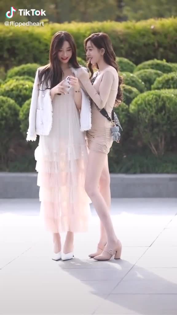 what are they whispering about...🍎🍎🍎#chinastreetwear #chinastreetstyle #asisnbeauty
