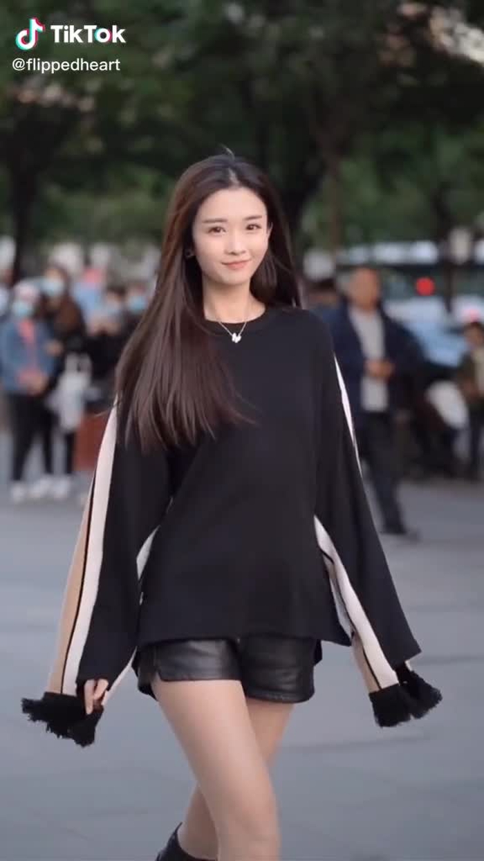 isn't she cute🤪🤪🤪#chinesestreetwear #chinastreetstyle #asianbeauty