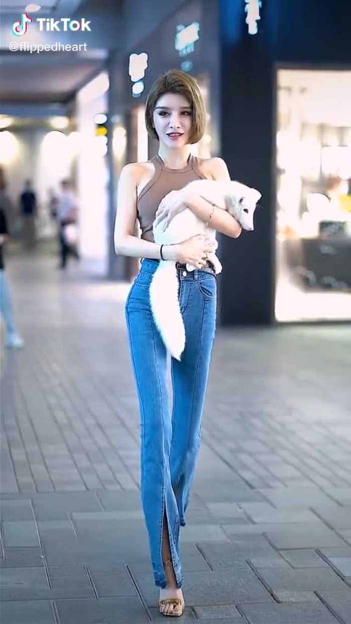 which one do you like, fox or girls😍😍