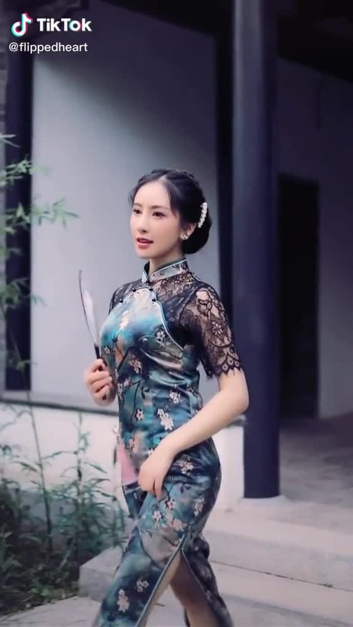 I fancy the fan ฅ( ̳• ◡ • ̳)ฅ How about you?#qipao #qipaodress #qipaochallenge #qipaobeauty