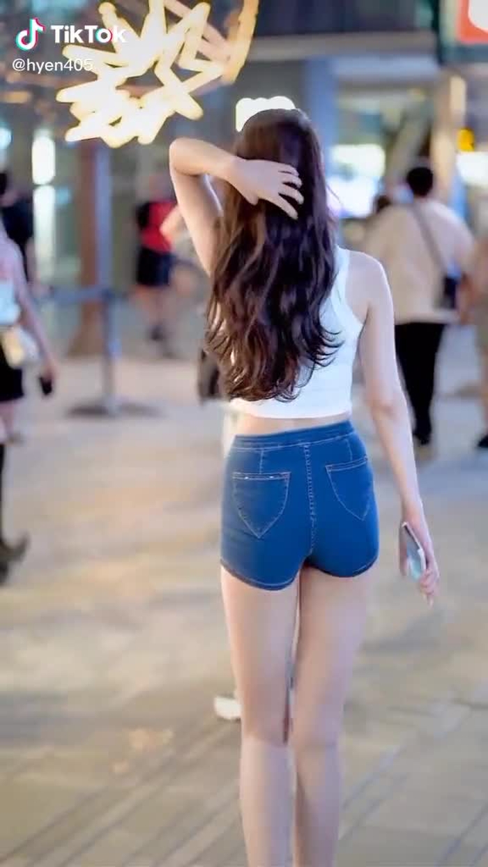 这个背影好熟悉。还记得她是谁吗？秀不秀 #chinesestreetfashion #gaixinh