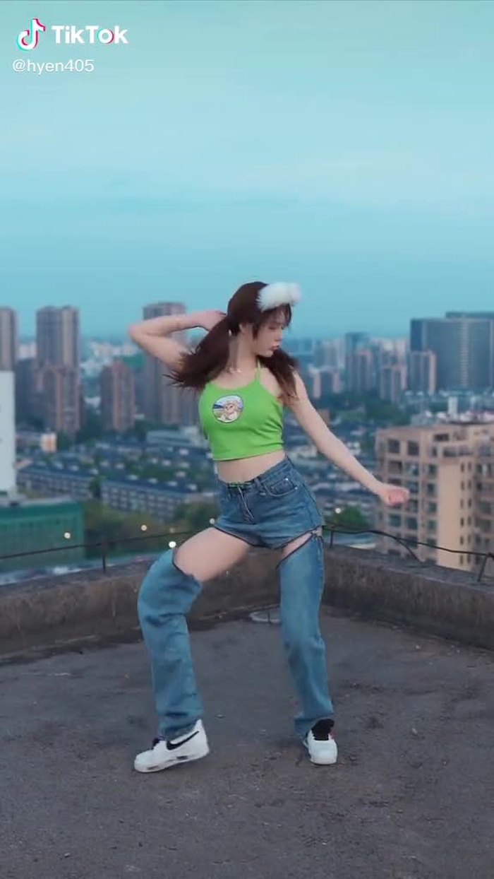 跑路话让男人给我花了十八万，帅哥，车不错啊！压我脚了。#fypシ #foryou