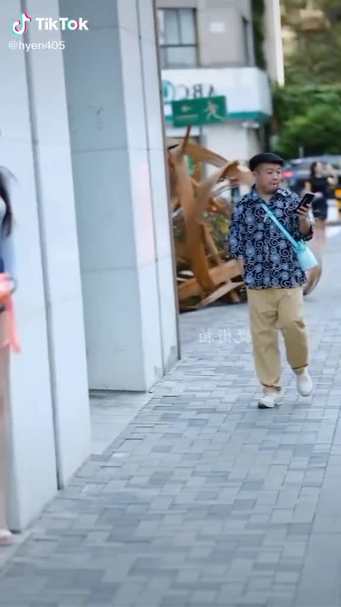 但凡小哥哥跑得慢一点，就是另外一个故事 #fypシ #chinesestreetfashion #chinastreetstyle #streetstyle #streetfashion #streetwear #fashion #style