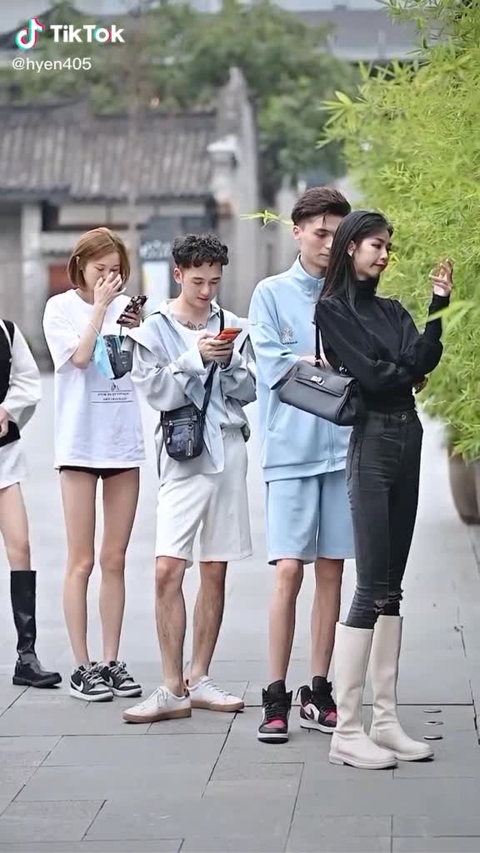 这小姐姐是什么神仙操作？ #fypシ #chinesestreetfashion #chinastreetstyle #gaixinh #couple #streetfashion #streetwear #streetstyle #girl #fashion