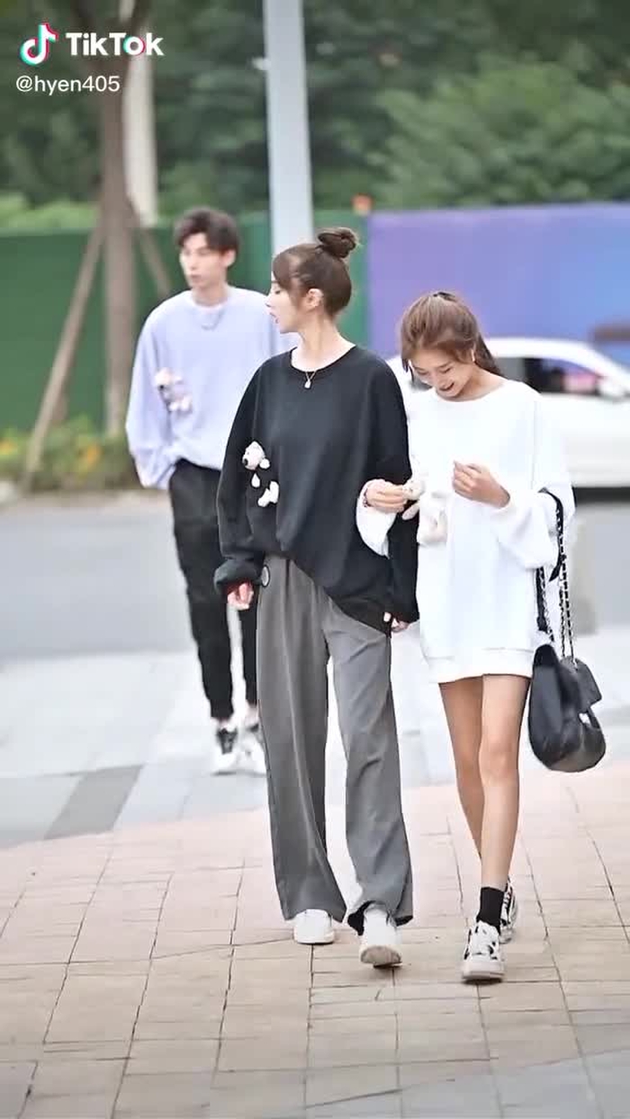 这闺蜜俩也太会撩了吧？#fypシ #chinesestreetfashion #chinastreetstyle #gaixinh #couple #streetfashion #streetwear #streetstyle #girl #fashion