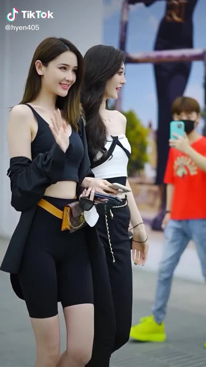 二选一你会心仪那一个 #fypシ #chinesestreetfashion #chinastreetstyle #gaixinh #streetstyle ##streetfashion #streetwear #douyin #girl