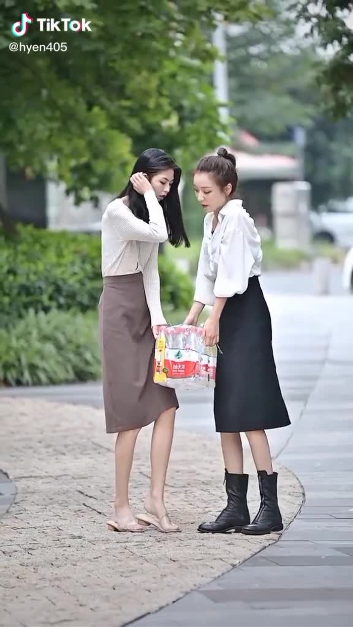 这小哥哥真是凭实力宠女友呀？ #chinesestreetfashion #chinastreetstyle #gaixinh #couple #streetstyle #streetwear #streetfashion #fypシ #douyin