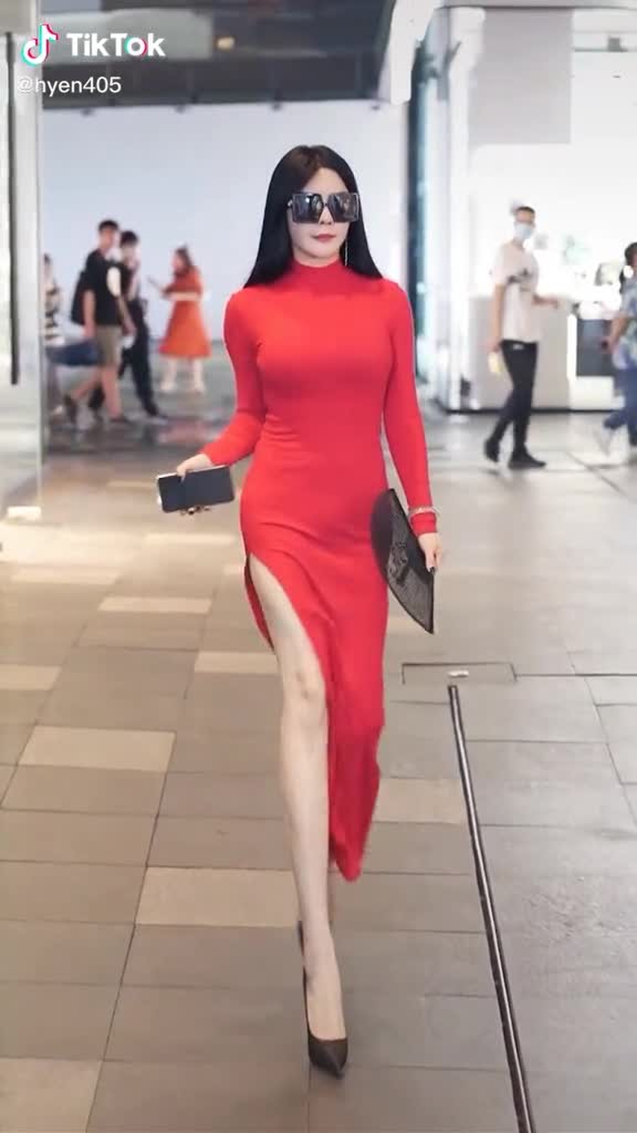 谁家的女朋友独自逛街 #chinesestreetfashion #chinastreetstyle #gaixinh #fypシ #douyin