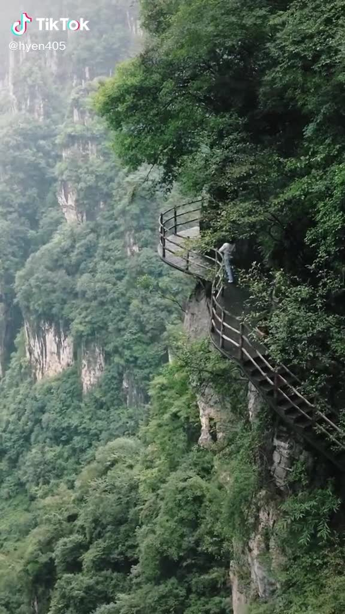 若有一天，你的情绪不能用语言说出来，那就来大山里走走吧，它那么大，一定可以包容你所有的难过和委屈#悬崖峭壁 #治愈系风景 #云雾缭绕人间仙境   #scenery #fypシ #douyin