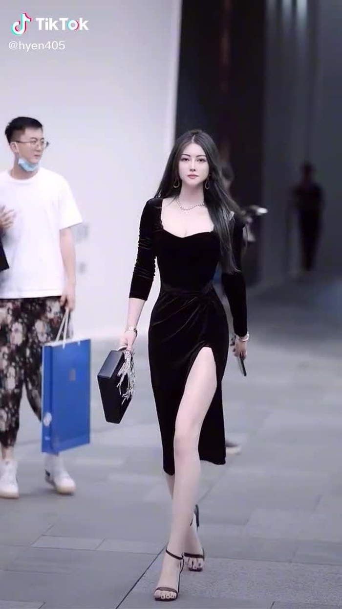 极简不仅是一种风格 更是一种生活态度#小黑裙 #抓拍美好瞬间 #太古里街拍  #chinesestreetfashion #chinastreetstyle #gaixinh #fypシ #douyin
