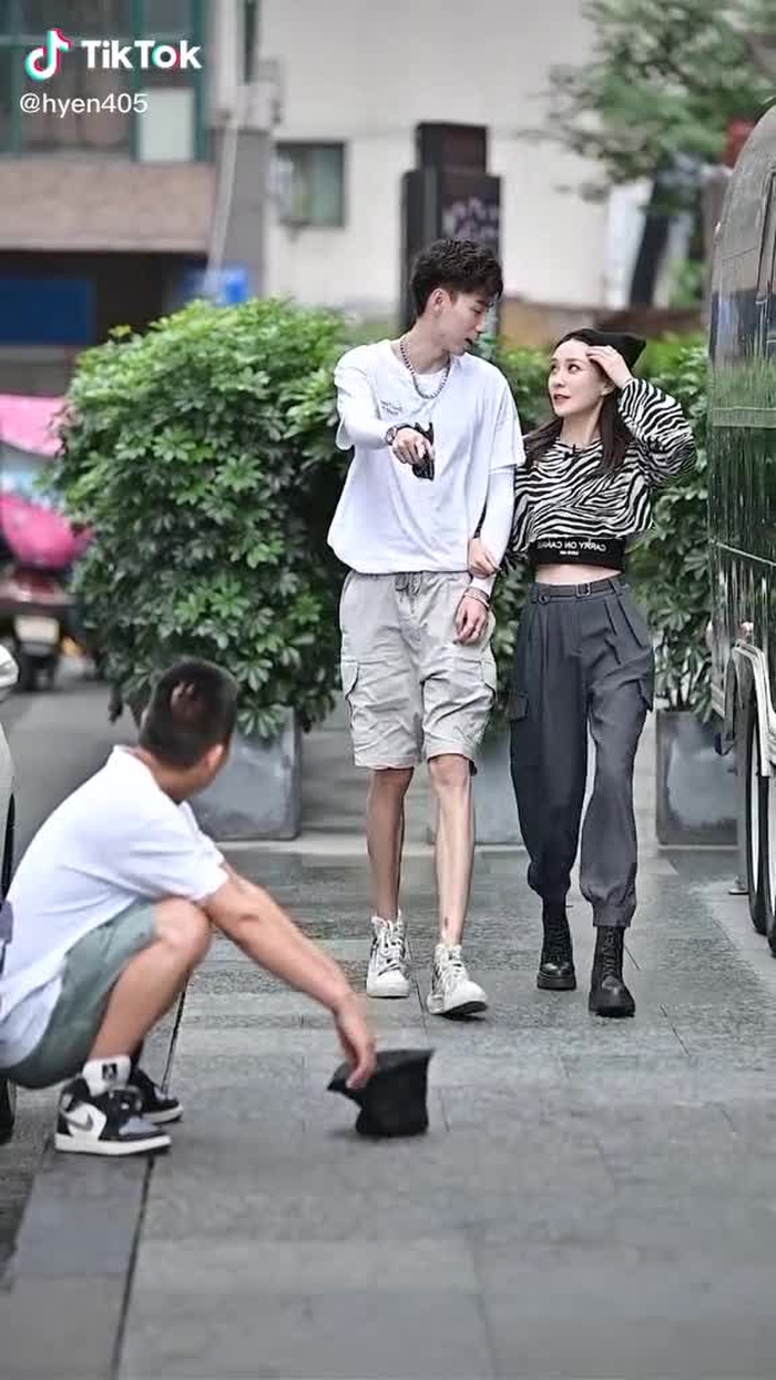 只有真正跌倒了，才知道谁会扶你？#fypシ #chinesestreetfashion #chinastreetstyle #streetfashion #foryou #douyin