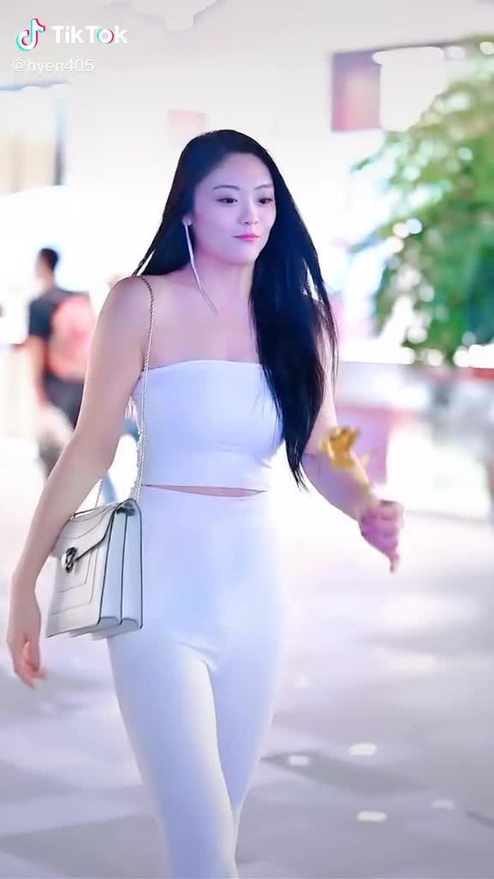白色在秋天的夜晚显得如此清新 #fypシ #chinesestreetfashion #streetfashion #chinastreetstyle #gaixinh ##foryou #douyin