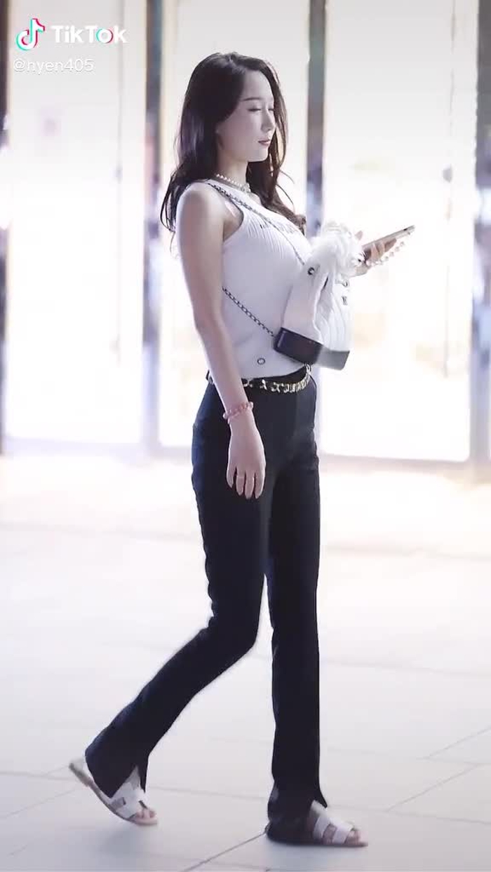 我一眼就看到了狗狗 #fypシ #girl #gaixinh #chinesestreetfashion #chinastreetstyle #streetfashion #foryou #douyin