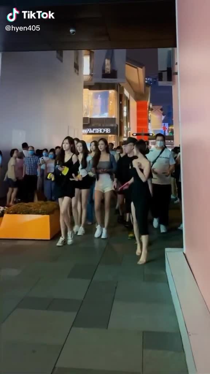 狗哥身边的美女从来没有让我失望过？果然身边有长的好看的美女小姐姐到哪里都是焦点？ #fypシ #girl #gaixinh #chinesestreetfashion #chinastreetstyle #streetfashion #style #fashion #streetwear