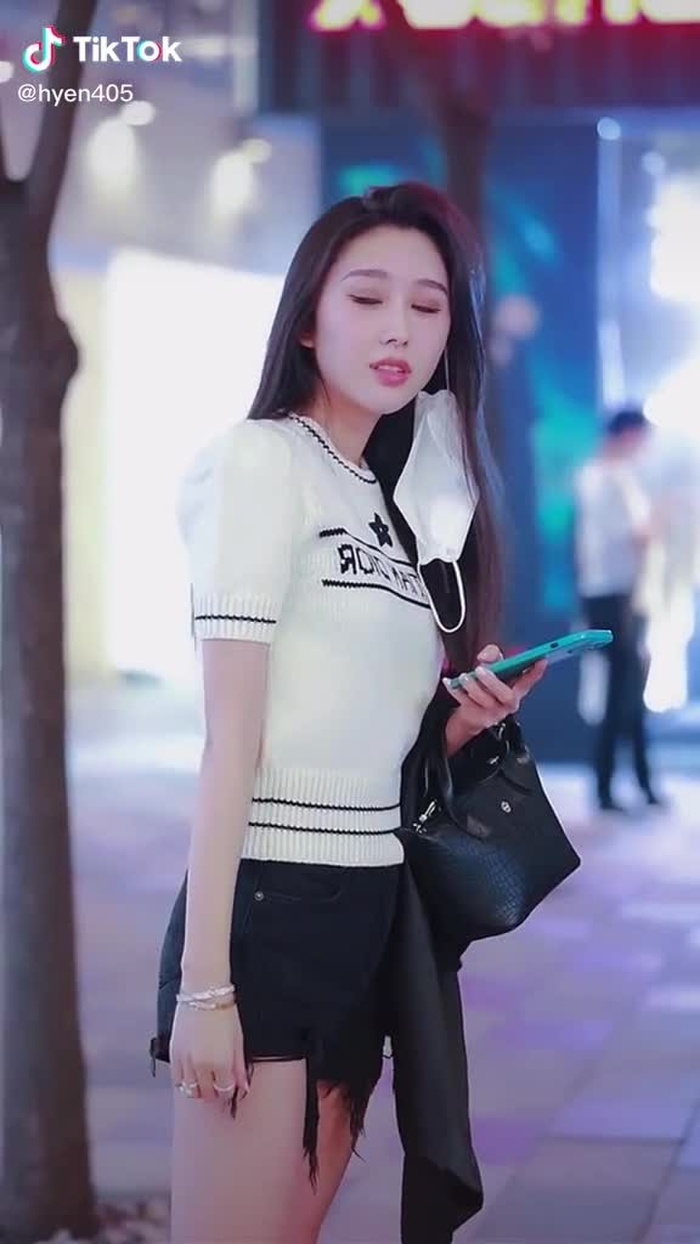 我猜小姐姐等的人应该是她闺蜜  #fypシ #girl #gaixinh #chinesestreetfashion #chinastreetstyle #streetfashion #style #fashion #streetwear