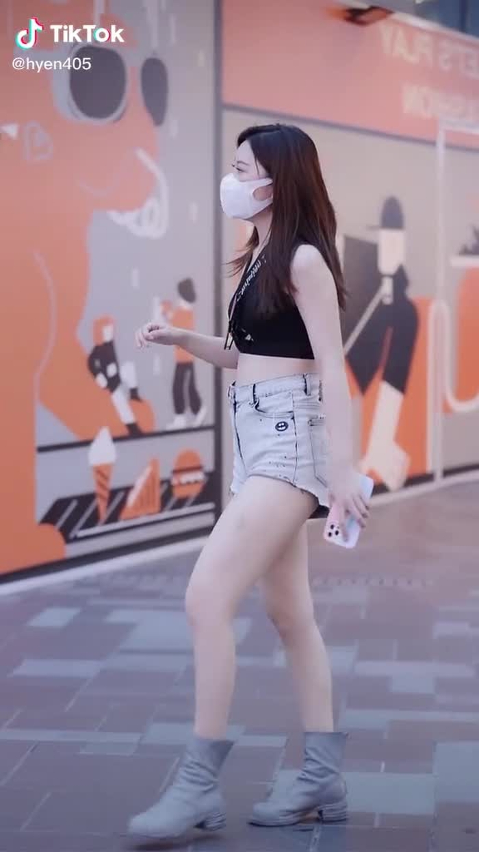 肤白和大长腿你会怎么选？  #fypシ #girl #gaixinh #chinastreetstyle #chinesestreetfashion #streetfashion #fashion #style #strwetwear