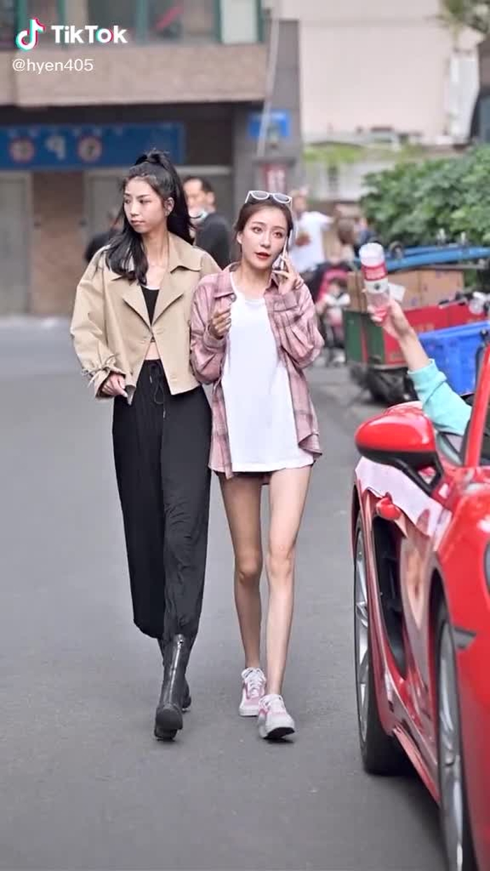 隔着屏幕，都能感受到小姐姐都尴尬～  #fypシ #girl #gaixinh #chinastreetstyle #chinesestreetfashion #streetfashion #fashion #style #strwetwear