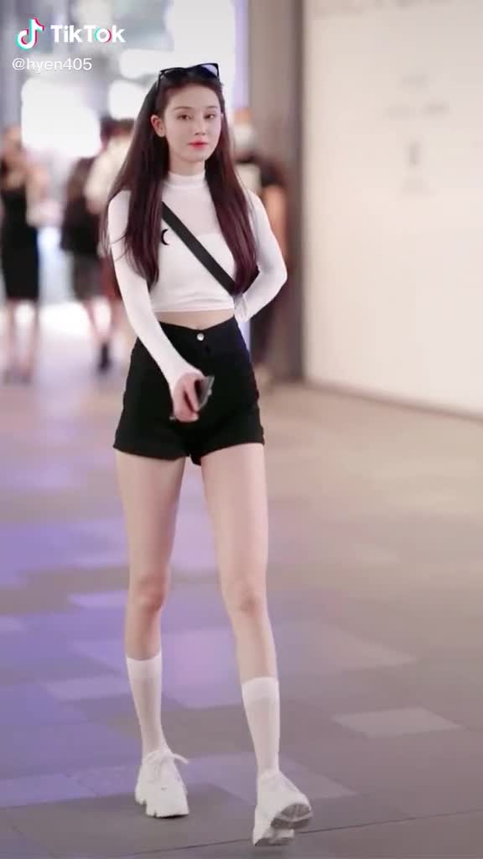 貌美如花，说的就是这样的小姐姐吧？#fypシ #girl #gaixinh #chinastreetstyle #chinesestreetfashion #streetfashion #fashion #style #strwetwear