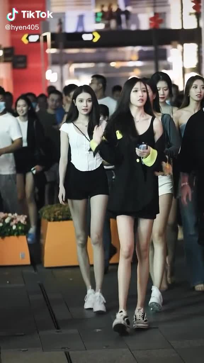 为什么二狗哥身边那么多漂亮的小姐姐？#fypシ #girl #chinastreetstyle #gaixinh #chinesestreetfashion #streetfashion #style #fashion #streetwear