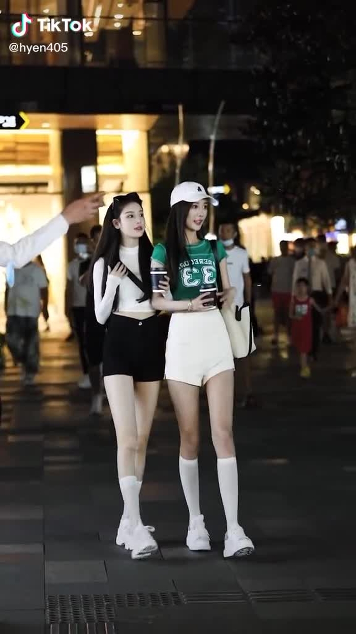 这笑容太治愈了，受不了了！  #fypシ #girl #gaixinh #chinastreetstyle #chinesestreetfashion #streetfashion #style #fashion #streetwear 1