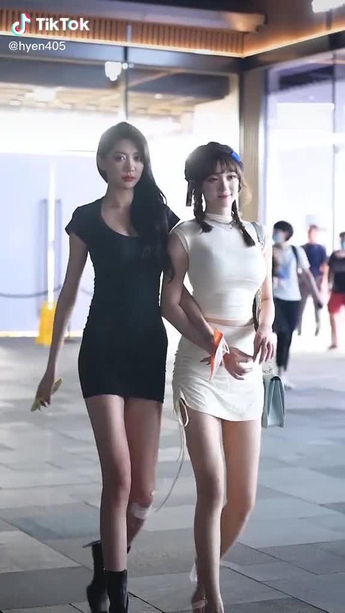 可爱和性感你会选哪个？ #fypシ #girl #gaixinh #chinastreetstyle #chinesestreetfashion #streetfashion #style #fashion #streetwear