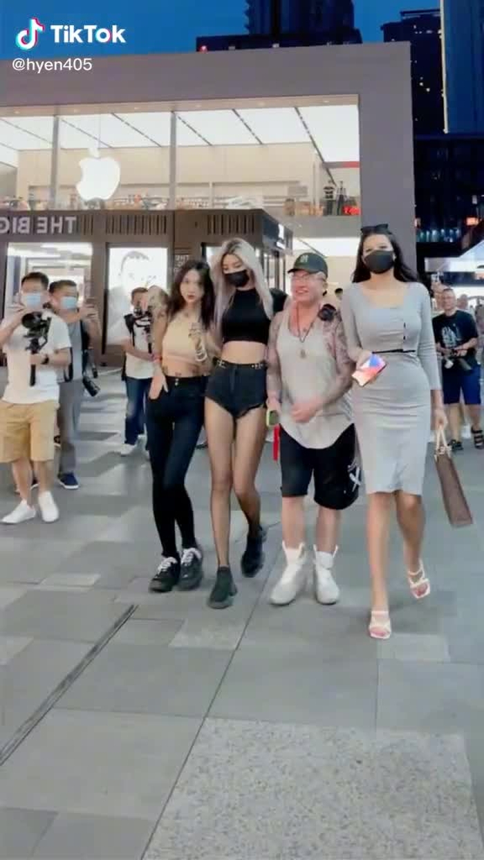 人生巅峰！都是大佬. 狗哥每次出门身边带的美女从来没有让我们失望过？#fypシ #girl #gaixinh #chinastreetstyle #chinesestreetfashion #streetfashion #style #fashion #streetwear