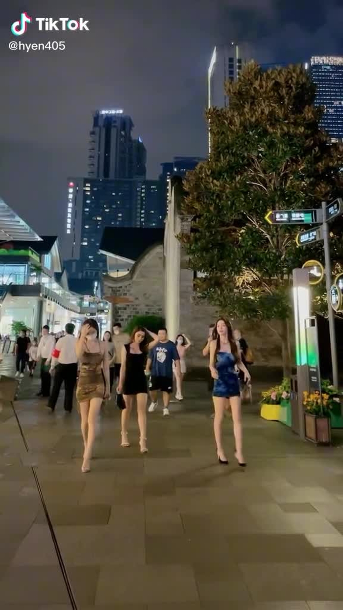 果然长得好看.身材又好的女孩子.人人见了都会喜欢和羡慕，不分男女？ #fypシ #girl #gaixinh #chinastreetstyle #chinesestreetfashion #streetfashion #fashion #style #streetwear