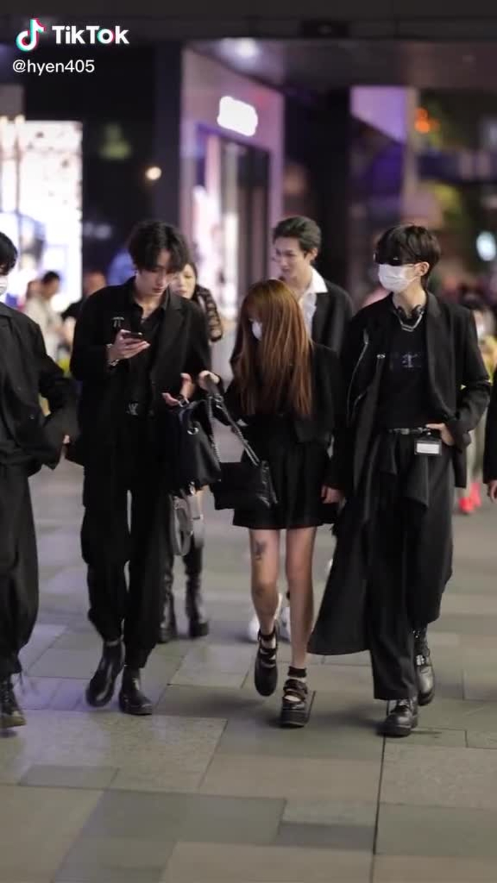 成都潮人千千万，太古里街头占一半～ #fypシ #girl #gaixinh #chinastreetstyle #chinesestreetfashion #streetfashion #fashion #style