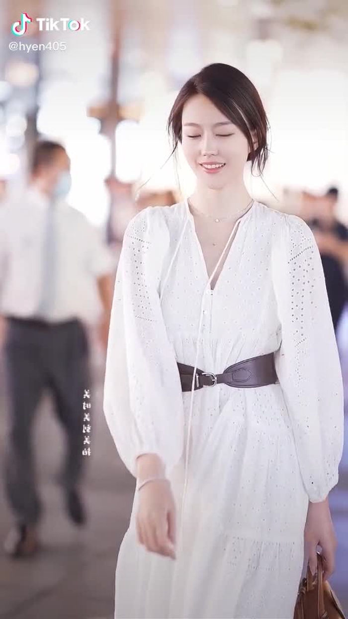 城里的姑娘比皎洁的月光还白还靓～#fypシ #girl #gaixinh #chinastreetstyle #chinesestreetfashion #streetfashion #fashion #style