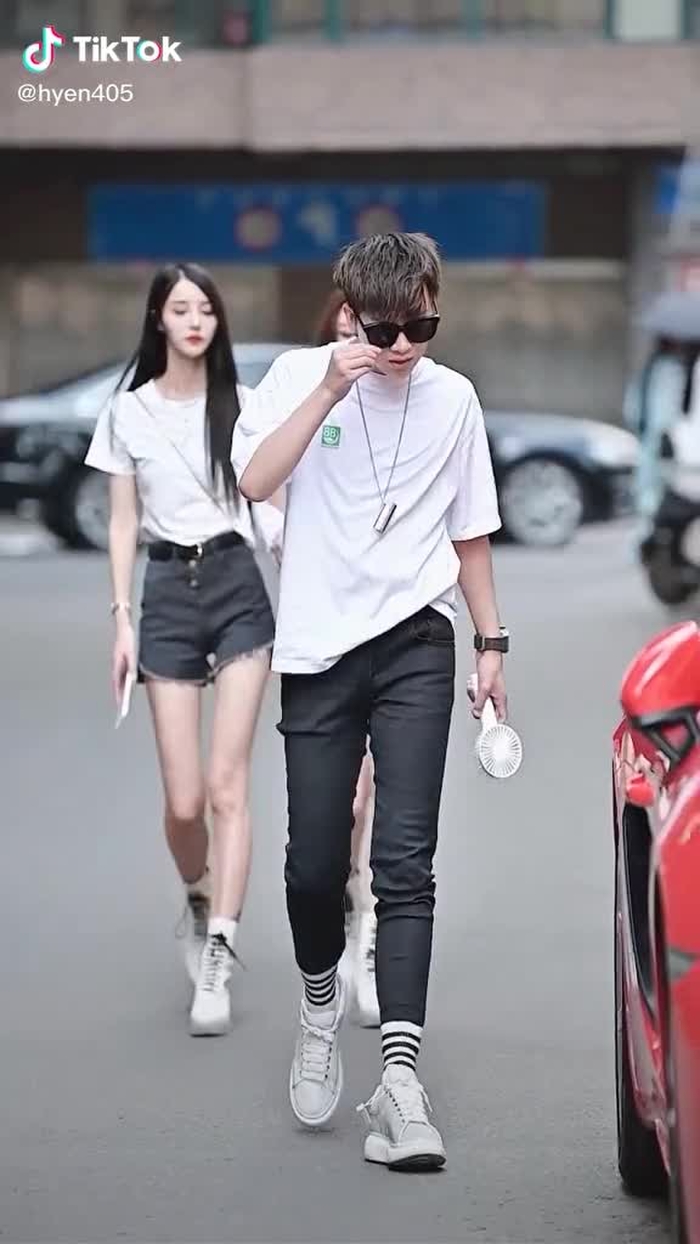 小哥哥这波操作，有点尴尬了吧？#fypシ #streetfashion #chinesestreetfashion #chinastreetstyle #gaixinh #couple #foryou