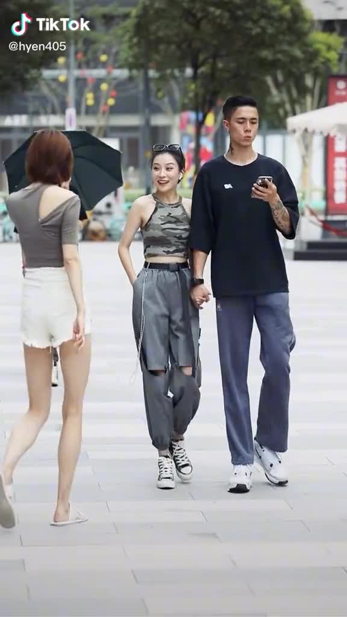 常在河边走，哪有不湿鞋  #fypシ #couple #gaixinh #streetfashion #chinesestreetfashion #chinastreetstyle #foryou #xuhuong