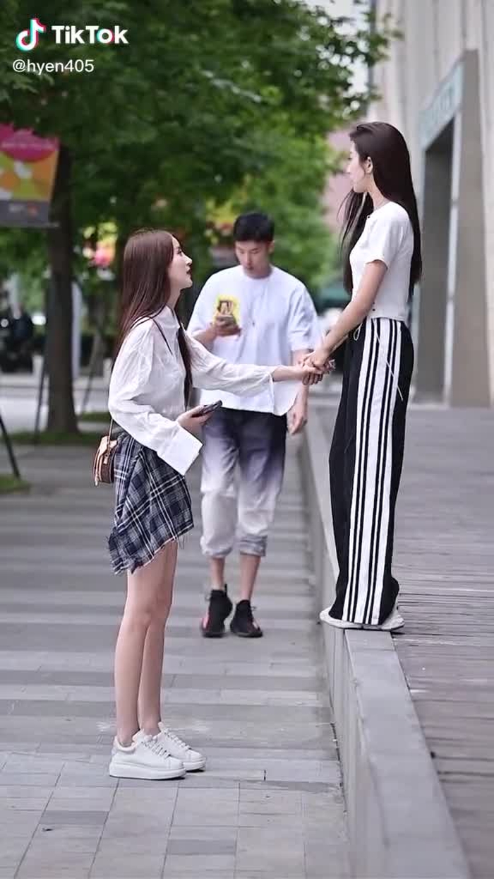 这闺蜜俩也太会撩了吧？#fypシ #streetfashion #chinesestreetfashion #chinastreetstyle #gaixinh #couple #foryou