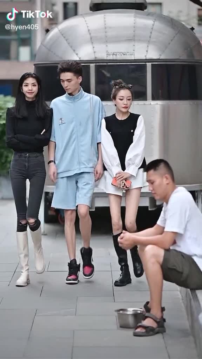 只有真正跌倒了，才知道谁会扶你？#fypシ #chinesestreetfashion #streetfashion #chinastreetstyle #gaixinh #couple #foryou
