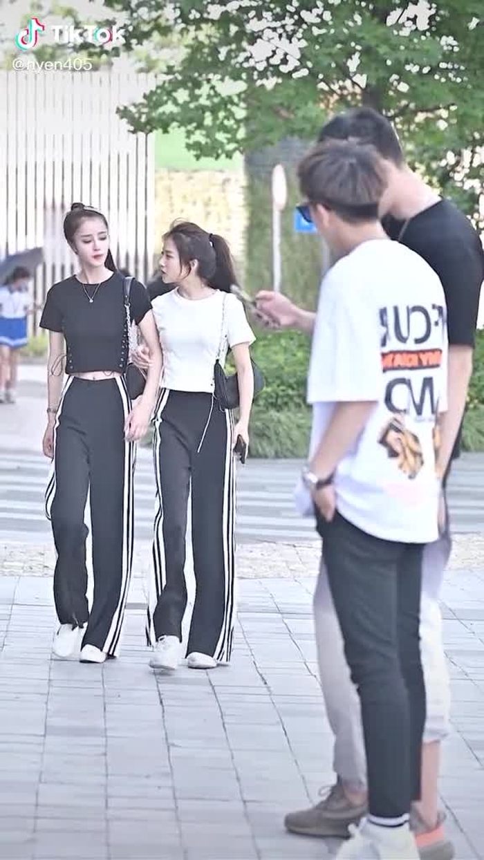 这闺蜜俩也太会撩了吧？#fypシ #chinesestreetfashion #gaixinh #couple #streetfashion