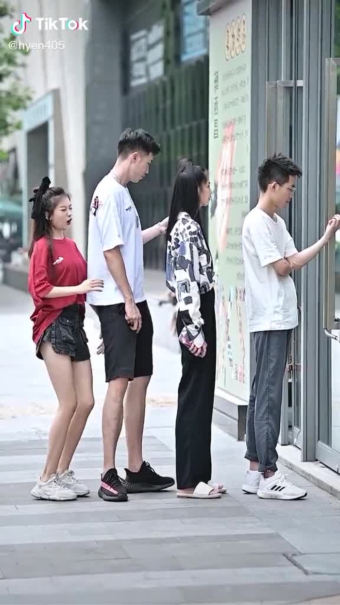 有个这么善良的女朋友，小哥哥一定很幸福吧？ #fypシ #chinesestreetfashion #gaixinh #couple #streetfashion