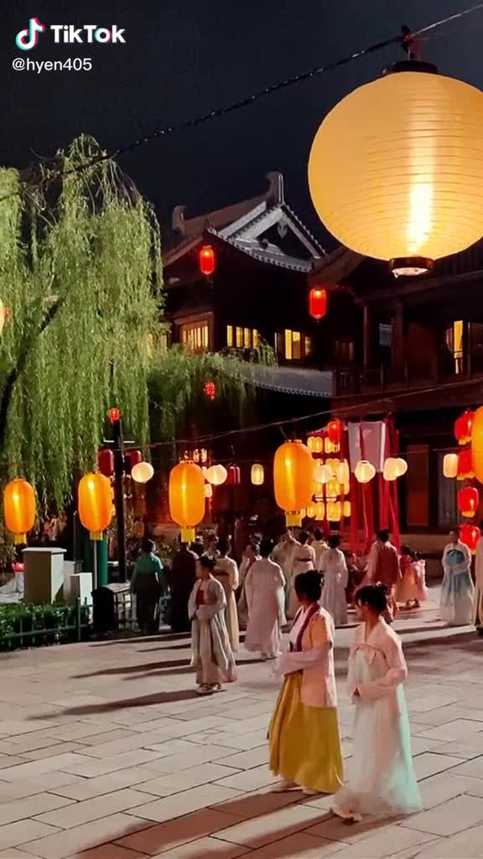 小汉服穿起来，小扇子摇起来，小碎步走起来，这才是繁华洛阳城该有的样子 #chinese #scenery #china #xuhuong #foryou