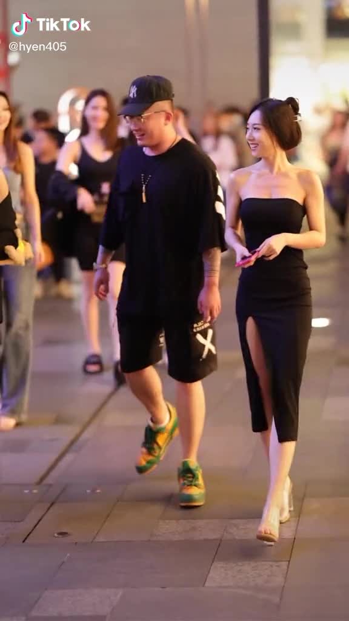 这老板来头不小啊，这助理也太多了吧？#girl #gaixinh #chinesestreetfashion #streetfashion #fypシ