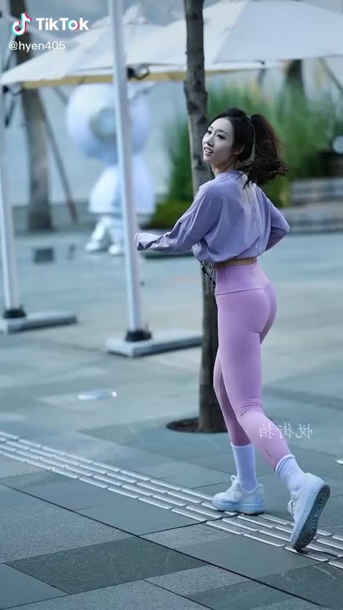 能这样走路的小姐姐，都不是一般的小姐姐 #girl #gaixinh #chinesestreetfashion #streetfashion #fypシ