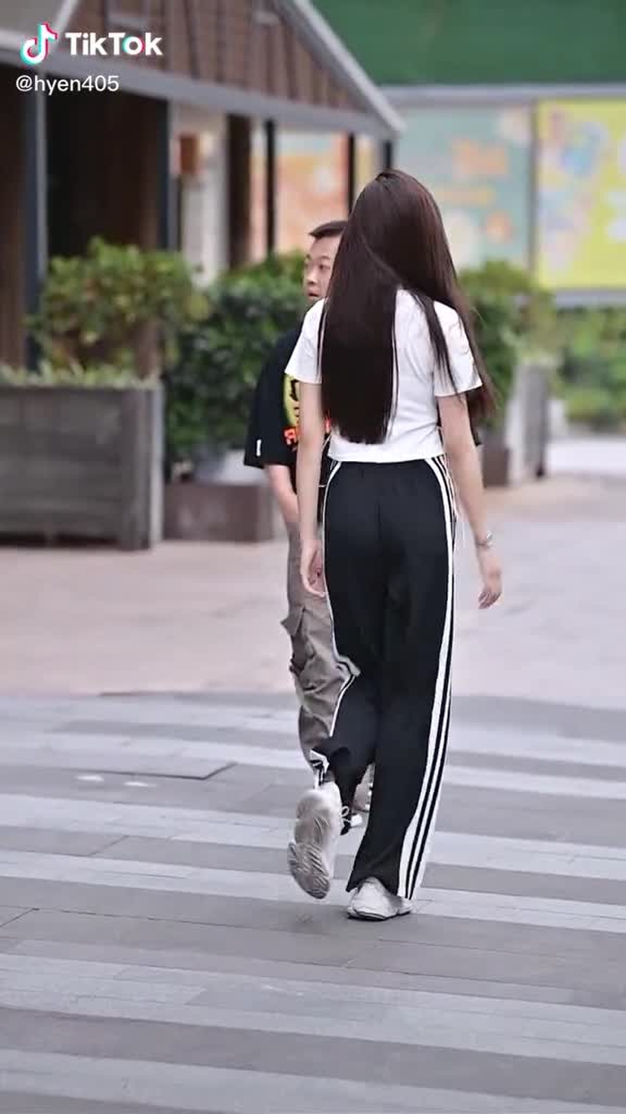 这小姐姐是什么神仙操作？ #fypシ #girl #gaixinh #chinesestreetfashion #streetfashion #voiceeffects